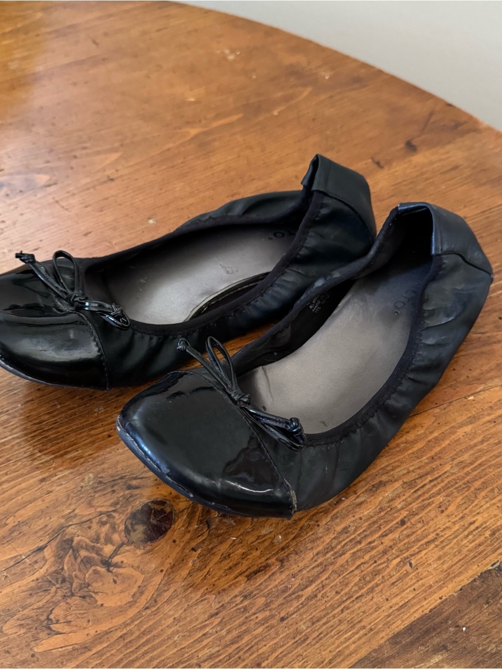 Rialto Black Patent Faux Leather  Ballet Flats with Bows Size 10
Some of the sti